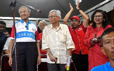 UMNO memecat tiga eks menteri karena mendukung oposisi.