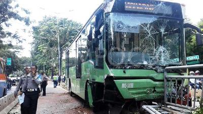 Bus Transjakarta Tabrak Pohon, Pejalan Kaki Tewas