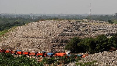 Warga sekitar Tempat Pengolahan Sampah Terpadu (TPST) Bantargebang di Kecamatan Bantargebang, Kota Bekasi