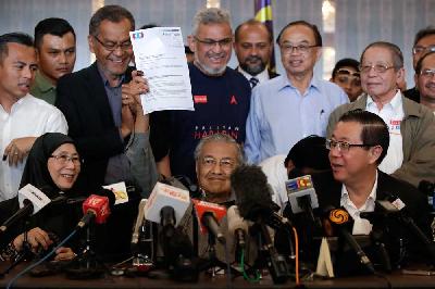 Pemilu Malaysia
Barisan Nasional secara mengejutkan tumbang setelah berkuasa lebih dari enam dekade.