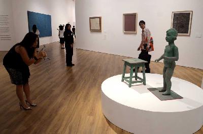 Pengunjung diajak menyusuri perjalanan kreatif seniman Jepang, Yayoi Kusama, yang fenomenal selama 70 tahun berkarya.
