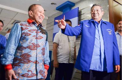 Partai Demokrat menggalang kekuatan membentuk poros baru sebagai penantang koalisi pengusung Joko Widodo. Tapi masih membuka peluang mendukung inkumben.