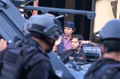 TAHANAN dan narapidana kasus terorisme Rumah Tahanan Salemba Cabang Markas Komando Brigade Mobil Kepolisian RI, Kelapa Dua, Depok, Jawa Barat, mengamuk dan menyerang sipir polisi dan anggota Detasemen Khusus Antiteror pada Selasa pekan lalu. 