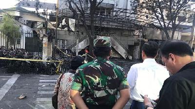 Presiden Joko Widodo menyatakan pengeboman yang menewaskan 13 orang-termasuk enam pelakunya-dan melukai 45 orang di tiga gereja di Surabaya, kemarin, sebagai tindakan biadab.
