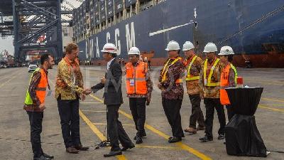 Jokowi Lepas Kapal Raksasa Barang Ekspor