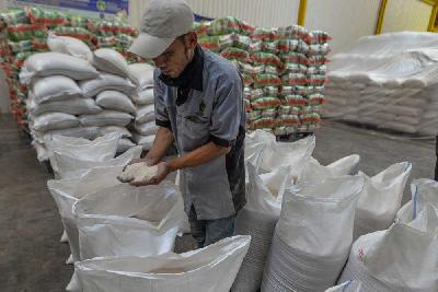 Pengadaan beras luar negeri untuk menjamin kecukupan pangan seusai Lebaran. 

