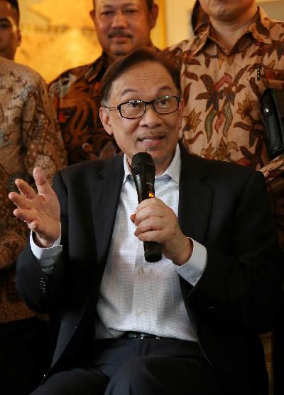 Pemimpin oposisi Malaysia, Anwar Ibrahim, akhirnya menghirup udara bebas setelah mendapatkan pengampunan dari Raja Malaysia Yang di-Pertuan Agong Sultan Muhammad V, Rabu lalu.