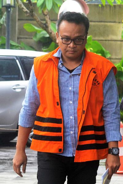 JAKARTA - Mantan Direktur PT Murakabi Sejahtera, Irvanto Hendra Pambudi Cahyo, menuding sejumlah anggota Dewan Perwakilan Rakyat terlibat dalam kasus korupsi kartu tanda penduduk elektronik (e-KTP). 