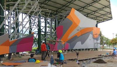 Pembangunan gelanggang panjat tebing di kompleks Jakabaring Sport City, Palembang, sampai bulan ini belum selesai 100 persen. 