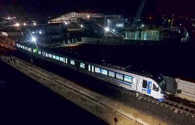 Rangkaian kereta ringan atau light rail transit (LRT) Palembang, Sumatera Selatan, telah menjalani uji coba pertama pada Senin malam lalu.