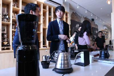 Bagi Tetsu Kasuya, teknik menyeduh kopi yang baik haruslah mudah dipahami dan dipraktikkan siapa pun.