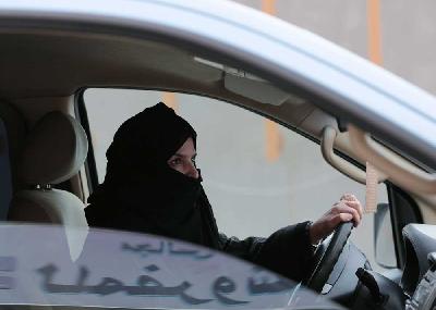 Arab Saudi memberangus aktivis perempuan menjelang pencabutan larangan mengemudi.