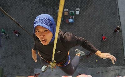 'Spider Woman' dari Grobogan
"Lawan terberat itu diri sendiri," kata peraih medali emas nomor speed world record dalam seri Piala Dunia Panjat Tebing di Chongqing, Cina, itu. 