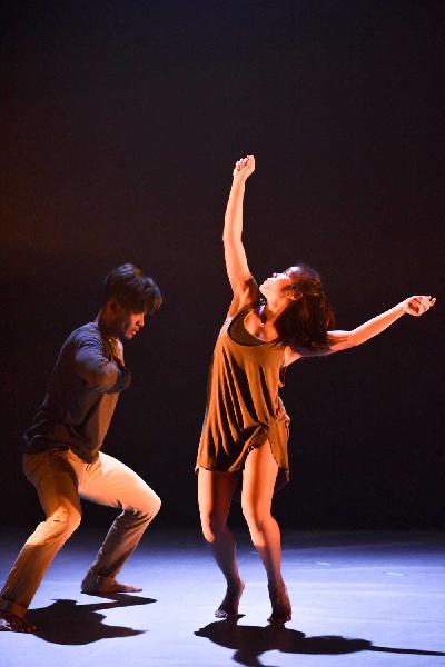 Indonesian Dance Theatre membawakan tarian tentang ruang dan tubuh. Koreografi tari modern dengan pakem balet.