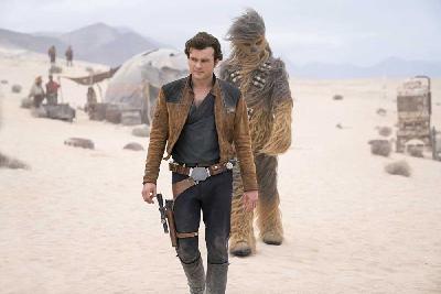 Sebuah film spin-off Star Wars yang menyorot asal-muasal tokoh Han Solo memiliki pesawat Millennium Falcon dan bertemu dengan Chewbacca. Alden Ehrenreich tampil pas sebagai Han Solo muda.
