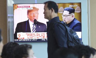 Tayangan televisi tentang rencana pertemuan Presiden Amerika Serikat Donald Trump dan Pemimpin Korea Utara Kim Jong Un disiarkan di Stasiun Kereta Seoul, Korea Selatan, 25 Mei 2018. (AP Photo/Ahn Young-joon)