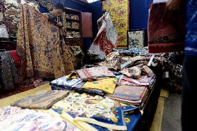 Sebuah stan kerajinan kain batik saat pameran UMKM di Jakarta. [TEMPO/Tony Hartawan; TH2016091515]
