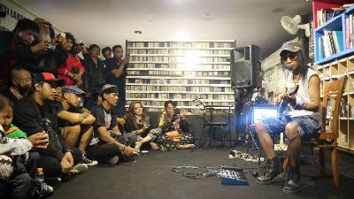 Gitaris Toto Tewel tampil dalam peluncuran album terbarunya "Miberdhewen" di Museum Musik Indonesia, Gedung Kesenian Gajayana, Kota Malang,  10 Mei lalu. TEMPO/ EKO WIDIANTO