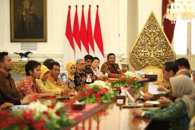 Presiden Joko Widodo menemui para korban pelanggaran HAM dan keluarganya yang kerap menjadi peserta "Aksi Kamisan" di Komplek Istana Kepresidenan, Jakarta, 31 Mei lalu.  TEMPO/Subekti