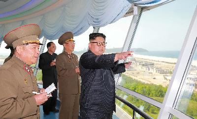 Pemimpin Korea Utara Kim Jong Un (kanan) di Pyongyang. KCNA/via REUTERS/Files 