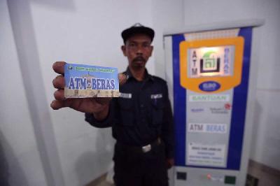 Mesin ATM beras sudah mulai hadir di sejumlah titik di Indonesia. Praktis membantu warga yang membutuhkan.