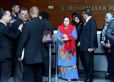 Rosmah diminta membantu penyelidikan adanya dugaan transfer Rp 148 miliar ke rekening suaminya. 