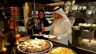 Warga Abu Dhabi biasa menghabiskan malam Ramadan di kafe dan pusat belanja.