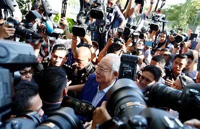 Mantan Perdana Menteri Malaysia Najib Razak tiba di Komisi Anti Korupsi Malaysia, di   Putrajaya, 22 Mei 2018. REUTERS/Lai Seng Sin