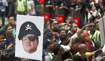 Pengunjuk rasa  menyerukan agar Jho Low ditangkap, di Kuala Lumpur, Malaysia, 14 April 2018. (AP Photo/Sadiq Asyraf)