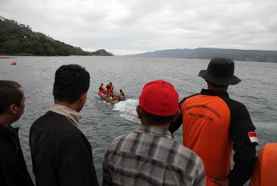 Tim pencari dan penyelamat mencari penumpang yang hilang di Danau Toba, Pelabuhan Tigaras, Simalungun, Sumatra Utara, Indonesia, kemarin. REUTERS/Albert Damanik