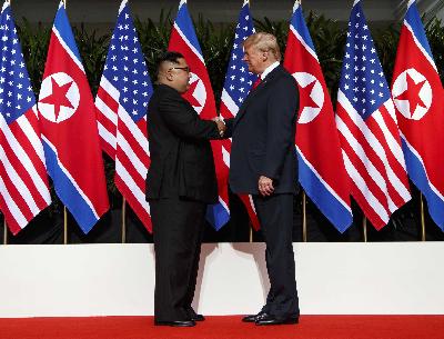 Pemimpin Korea Utara Kim Jong Un (kiri) dan Presiden Amerika Serikat Donald Trump di Sentosa Island, Singapura, 12 Juni lalu. AP/Evan Vucci