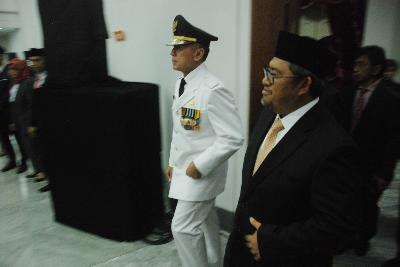 Penjabat Gubernur Jawa Barat Mochamad Iriawan berjalan bersama Ahmad Heryawan saat pelantikan di Gedung Merdeka, Bandung, Jawa Barat, 18 Juni lalu. TEMPO/Prima Mulia