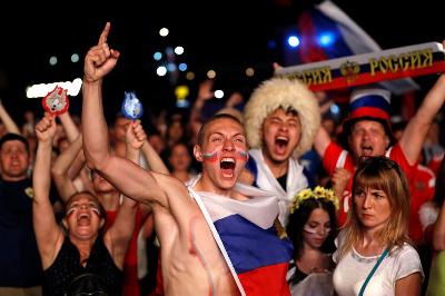 Penggemar Rusia menyaksikan pertandingan melawan Mesir di zona Fan, Sochi, Rusia, 19 Juni 2018. REUTERS/Francois Lenoir