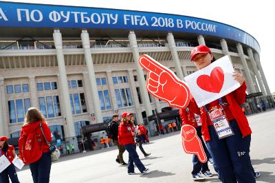 Sukarelawan di luar Stadion Luzhniki, Moskow, Rusia, 14 Juni 2018. REUTERS/Kai Pfaffenbach