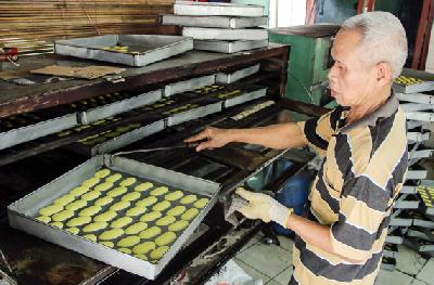 Pembuatan kue kering di industri rumahan kue kering Pusaka Kwitang, Jakarta, 4  Juni 2018.   TEMPO/Muhammad Hidayat