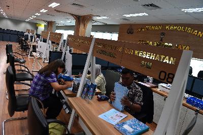 Petugas melayani perpanjangan SIM di gerai Pelayanan Kepolisian Polda Metro Jaya, Mall Pelayanan Publik, Jakarta, kemarin. ANTARA/Sigid Kurniawan