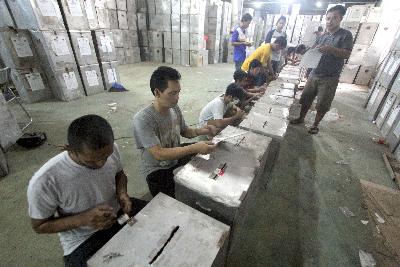 Pekerja mempersiapkan kotak suara logistik Pilkada untuk didistribusikan di Gudang Logistik  KPU Kabupaten Bogor, Cibinong, Bogor, Jawa Barat, kemarin. ANTARA/Yulius Satria Wijaya