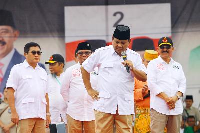 Ketua Umum Partai Gerindra Prabowo Subianto (kedua kanan) saat kampanye di lapangan Karebosi Makassar, Sulawesi Selatan, 20 Juni lalu.   ANTARA/Darwin Fatir
