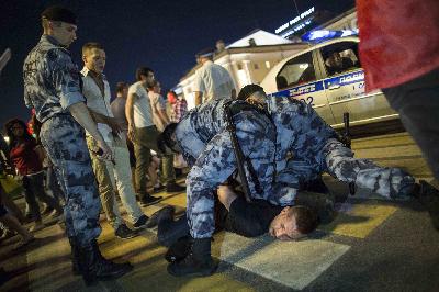 Polisi Rusia menangkap seorang yang diduga hooligan di dekat Red Square, Mosko, Rusia, 20 Juni lalu. AP/Alexander Zemlianichenko