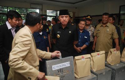 Penjabat Gubernur Jawa Barat M Iriawan di PPK Kecamatan Sumur Bandung, Bandung, Senin (25/6).   TEMPO/Prima Mulia