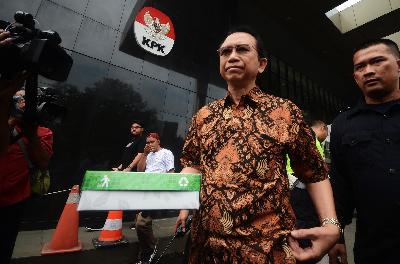 Mantan ketua DPR RI Marzuki Alie, usai menjalani pemeriksaan, di gedung Komisi Pemberantasan Korupsi, Jakarta, Selasa, 26 Juni 2018. 
Foto : TEMPO/Imam Sukamto  