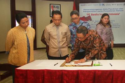 Menteri BUMN Rini Soemarno (kiri), menyaksikan Direktur PT Danareksa Capital Uriep, Budhi Prasetyo menandatangani surat kerjasama pembentukan BUMN Fund di Jakarta, kemarin. ANTARA/Rivan Awal Lingga