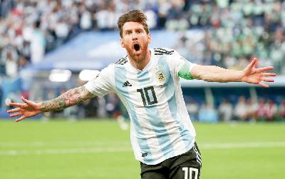 Messi memakai pita merah itu saat Argentina menang atas Nigeria.
