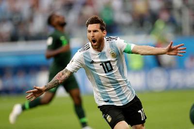Pemain Prancis mewaspadai pergerakan Lionel Messi. 
