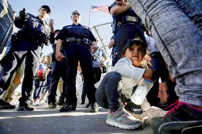 Kebijakan keras imigrasi Amerika menyebabkan 2.342 anak terpisah dari orang tua. Memicu protes dan gugatan.
