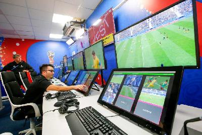 Teknologi video assistant referee pertama kali diterapkan di Piala Dunia 2018. Masih menimbulkan kontroversi.