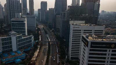 Kawasan Jalan Sudirman, Jakarta, 15 Juni 2018. Jalan Sudirman menjadi salah satu jalan yang terdampak ganjil-genap untuk persiapan Asian Games. TEMPO/Tony Hartawan