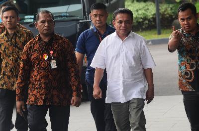 Gubernur Aceh Irwandi Yusuf (baju putih), menjalani pemeriksaan setelah terjaring operasi tangkap tangan KPK, di gedung Komisi Pemberantasan Korupsi, Jakarta, Rabu, 4 Juli 2018. (TEMPO/ Imam Sukamto)