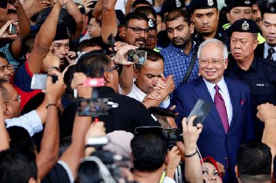 Najib Menggugat Tiga Pejabat 