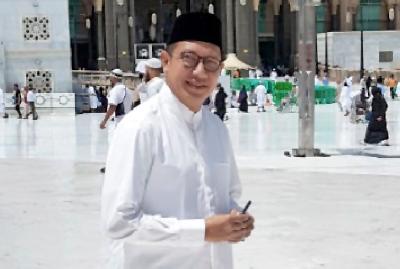 Lukman Hakim Saifuddin: Bersarung Batik